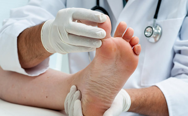 Thường xuyên kiểm tra bàn chân để phát hiện sớm vết thương